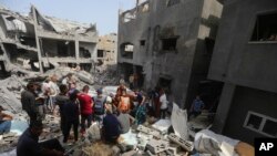 이스라엘의 공습으로 무너진 가자지구 중부 누세이라트의 모습