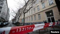 រូបឯកសារ៖ ប៉ូលិសល្បាតផ្លូវចូលសាលារៀនមួយ បន្ទាប់ពីមានការសង្ស័យពីករណីឆ្លងវីរុសកូរ៉ូណា នៅក្រុងវីយែន ប្រទេសអូទ្រីស កាលពីថ្ងៃទី២៦ ខែកុម្ភៈ ឆ្នាំ២០២០។ 