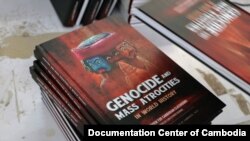 គម្របសៀវភៅ «‍អំពើ​ប្រល័យ​ពូជសាសន៍​និង​ការ​សម្លាប់​រង្គាល​នៅ​ក្នុង​ប្រវត្តិសាស្ត្រ​ពិភពលោក» ដែល​នឹង​​ត្រូវ​បាន​ដាក់​ឱ្យ​ប្រើប្រាស់​នៅ​តាម​ថ្នាក់​រៀន​ក្នុង​ប្រទេស​កម្ពុជានៅខែក្រោយនេះ។ (រូបថតដោយមជ្ឈមណ្ឌលឯកសារកម្ពុជា)