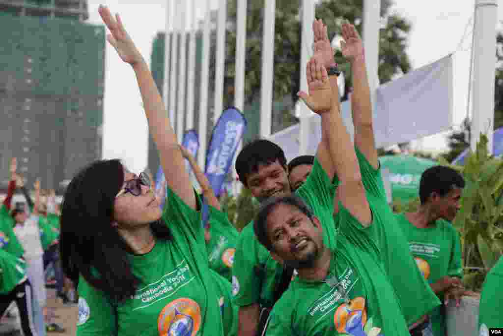 ប្រជាពលរដ្ឋប្រមាណជាង១០០០នាក់ពត់ខ្លួននៅពហុកីឡាដ្ឋានអូឡាំពិកនៃ រាជធានីភ្នំពេញនៅថ្ងៃអាទិត្យ ទី១៩ ខែមិថុនា ឆ្នាំ២០១៦ ដើម្បីប្រារព្ធទិវាយោគៈអន្តរជាតិក្នុងគោលបំណងរក្សាសុខភាពឲ្យបានប្រសើរជាងមុន។មនុស្សទូទាំងពិភពលោកនាំគ្នាហាត់យោគៈដើម្បីរក្សាសុខភាពឲ្យបានល្អ និងដើម្បីឲ្យតម្លៃប្រពៃណីឥណ្ឌាបុរាណ។(ឡេង ឡែន/VOA)