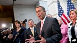 Ketua DPR AS John Boehner, didampingi anggota-anggota fraksi Partai Republik lainnya, berbicara dalam jumpa pers di Gedung Capitol, Washington, Kamis (10/10). (AP/J. Scott Applewhite)