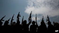 Kelompok bersenjata yang setia kepada pemberontak Houthi mengangkat senjata mereka di Sanaa, Yaman, 22 Agustus 2020. (Foto: AP)