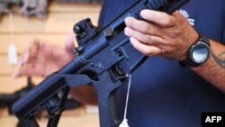미국 버지니아의 한 총기판매소 직원이 범프스탁이 장착된 AR-15 소총을 들어보이고 있다. (자료사진) 