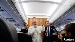 프란치스코 교황이 29일 이집트 방문을 마치고 바티칸으로 돌아가는 기내에서 기자들과 회견하고 있다. 