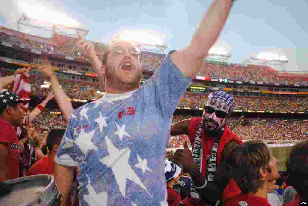 USA supporters energize the crowd as play gets under way. VOA/M. Lipin