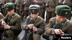 북한이 최근 한국과 미국에 대해 연일 군사 도발 위협 발언을 내놓는 가운데, 7일 북한 관영 조선중앙통신은 북한군 사격 훈련 모습을 공개했다.