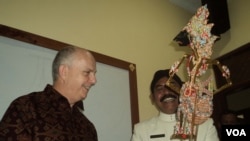 Walikota Solo FX Hadi Rudyatmo memberikan cenderamata wayang kepada Dubes AS Joseph R. Donovan di Solo (19/1). (VOA/Yudha Satriawan)