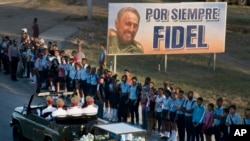 Le cortège funèbre du défunt dirigeant cubain Fidel Castro effectue son dernier voyage vers le cimetière de Santa Ifigenia à Santiago, Cuba le dimanche 4 décembre 2016. 