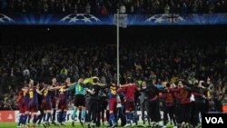 Para pemain Barcelona bergembira setelah bermain imbang 1-1 dengan Real Madrid di stadion Camp Nou hari Selasa dan lolos ke final Liga Champions.