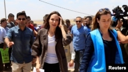 Utusan khusus Badan Pengungsi PBB, Angelina Jolie, menghadiri konferensi pers dalam kunjungannya ke kamp pengungsi Suriah di Dohuk, Irak, 17 Juni 2018.