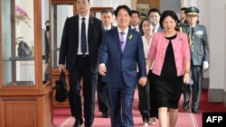 台湾总统赖清德和第一夫人吴玫如，以及副总统萧美琴抵达总统府。（照片来源：法新社/台湾新闻摄影协会，2024年5月20日）