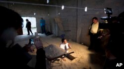 Seorang wartawan melaporkan dari pintu keluar terowongan yang menurut pihak berwenang digunakan gembong narkoba Joaquin "El Chapo" Guzman untuk melarikan diri dari penjara Altiplano di Almoloya, bagian barat Mexico City (14/7).