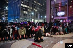 ผู้สนับสนุนปาเลสไตน์ประท้วงหน้าสถานที่จัดงานระดมทุนของปธน.ไบเดน วันที่ 28 มี.ค. 2024