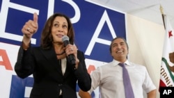 រូបឯកសារ៖ បេក្ខជន​ស្ត្រី​សម្រាប់​តំណែង​ព្រឹទ្ធសភា​ពី​គណបក្ស​ប្រជាធិបតេយ្យ​ លោក​ស្រី​អគ្គមេធាវី Kamala Harris លើកដៃ​ទៅ​កាន់​អ្នក​គាំទ្រកាល​ពី​មុន​ពេល​បោះ​ឆ្នោត។