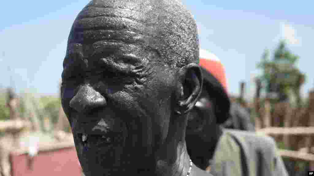 James Gatmai Yoah a perdu sa maison, incendiée par des hommes armés supposés appartenir aux troupes du gouvernement sud-soudanais et leurs alliés à Dablual, Soudan du Sud, 25 juillet 2015. (AP Photo/Jason Patinkin).