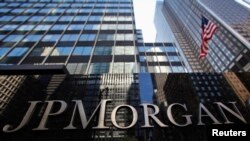 Logo JPMorgan Chase & Co di luar kantor pusat bank tersebut di kota New York. (Foto: Dok)