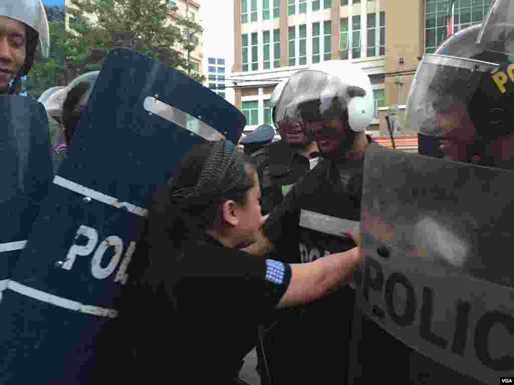 កុ្រមសកម្មជនដីធ្លីតវ៉ាប្រឆាំងនឹងការសួរយកចម្លើយពីមន្ត្រីសិទ្ធិមនុស្សសមាគមសិទ្ធិមនុស្សអាដហុក និងមន្ត្រីគណកម្មាធិការជាតិរៀបចំការបោះឆ្នោត ដែលធ្វើឡើងដោយតុលាការដំបូងក្រុងភ្នំពេញ កាលពីថ្ងៃអាទិត្យ ទី០១ ខែឧសភា ឆ្នាំ២០១៦។ (Hul Reaksmey/VOA)