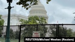 Pagar keamanan terlihat di dekat Gedung Capitol menjelang unjuk rasa pada Sabtu untuk mendukung para terdakwa serangan Capitol pada 6 Januari. (Foto: Reuters/Michael Weekes)