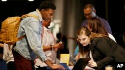 Para pencari kerja AS menghadiri acara bursa lowongan kerja di Dallas, Texas bulan lalu (foto: ilustrasi). 