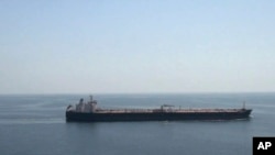 Sebuah kapal tanker tampak berlayar di Teluk Oman (foto: dok). Angkatan Laut Iran dilaporkan menyita sebuah kapal tanker pada hari Kamis (11/1). 