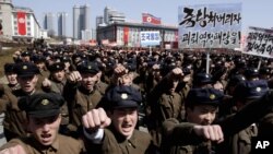 29일 평양 김일성 광장 앞에 결의대회를 가진 북한 대학생들.