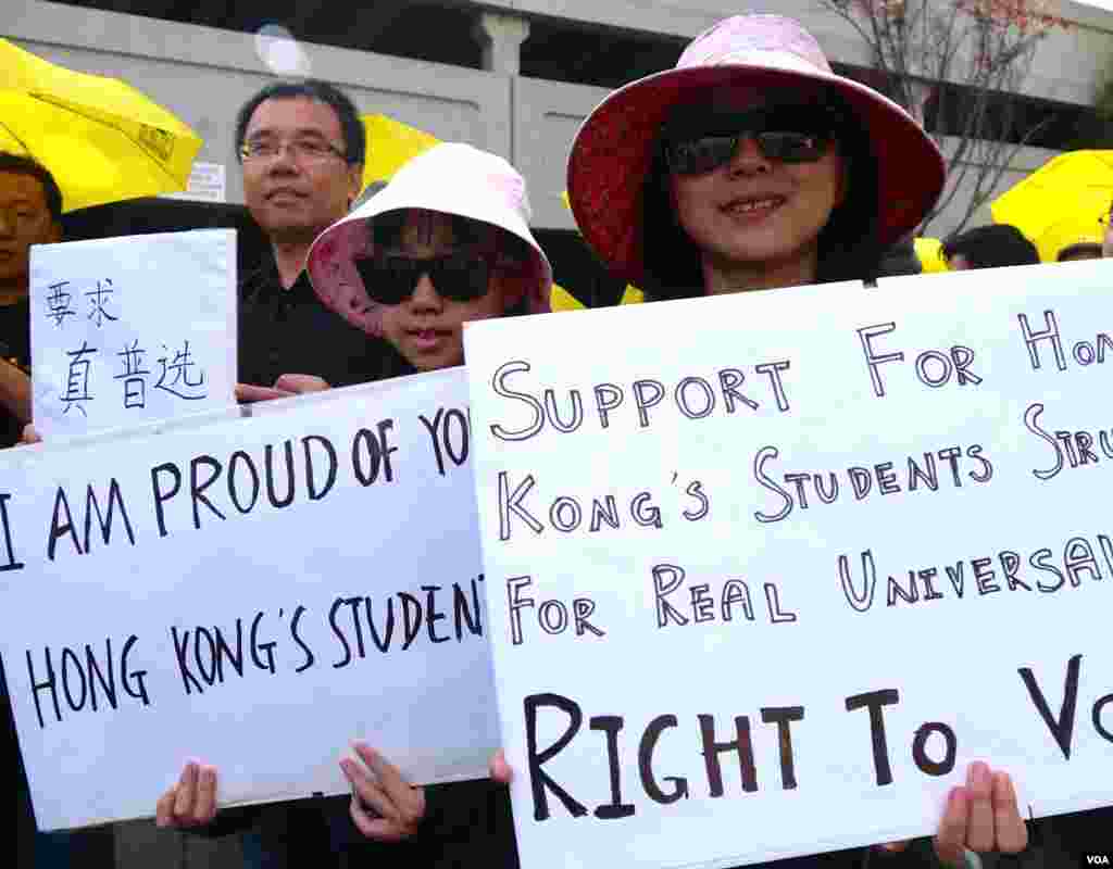 一家三口一起参加游行（美国之音国符拍摄）