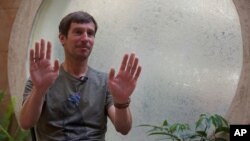 Vodič planinara Lukas Furtenbah govori za Asošijeted pres u Katmandu, Nepal, 22. maja 2021.