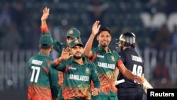 নিউ জিল্যান্ড ইনিংসের ৪২তম ওভারে টম লেথাম রান আউট হলে বাংলাদেশী প্লেয়ারদের মধ্যে কিছুটা আশার সঞ্চার হয়, যা ক্ষণস্থায়ী ছিল। ফটোঃ ২৪ ফেব্রুয়ারি, ২০২৫.