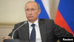 Seorang demonstran menunjukkan tangannya yang dicat sebagai tanda kemarahan, saat demo menuntut penarikan pasukan Turki dari Irak utara, di Basra, 550 kilometer tenggara Baghdad, Irak. Turki menempatkan pasukan dekat Mosul sejak tahun lalu tapi kehadiran pasukan tambahan minggu lalu memicu keributan.