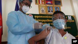 អ្នកសារព័ត៌មានមួយរូបទទួលចាក់វ៉ាក់សាំងបង្ការជំងឺកូវីដ១៩ ស៊ីណូវ៉ាក់របស់ក្រុមហ៊ុនចិន នៅក្រសួងព័ត៌មាន ក្នុងរាជធានីភ្នំពេញ កាលពីថ្ងៃទី ៦ ខែមេសា ឆ្នាំ ២០២១។