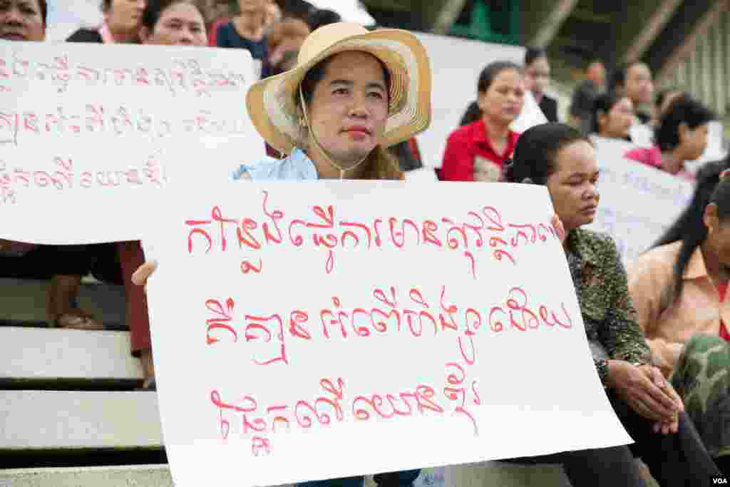 ក្រុម​សហជីព​កម្មករ​លើក​ស្លាក​មុន​នឹង​ការ​ហែក្បួន​ដាក់​ញត្តិស្តី​ពី «តម្រូវ​ការ​អាទិភាព​របស់​ស្រ្តី» អំឡុង​ទិវា​សិទ្ធិ​នារី​អន្តរជាតិ​លើក​ទី​១០៨ នៅ​ក្នុង​ពហុកីឡដ្ឋាន​ជាតិ​អូឡាំពិក កាលពី​ថ្ងៃ០៨ ខែមីនា ឆ្នាំ២០១៩។(ទុំ ម្លិះ/VOA)