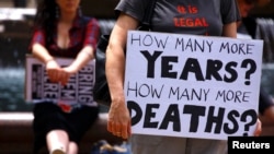 Sejumlah warga melakukan protes di Sydney menentang perlakuan terhadap pencari suaka di pusat penahanan yang dikelola Australia, 18 November 2017. (Foto: Reuters)