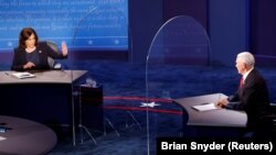 Kamala Harris (esq) e Mike Pence (dir)