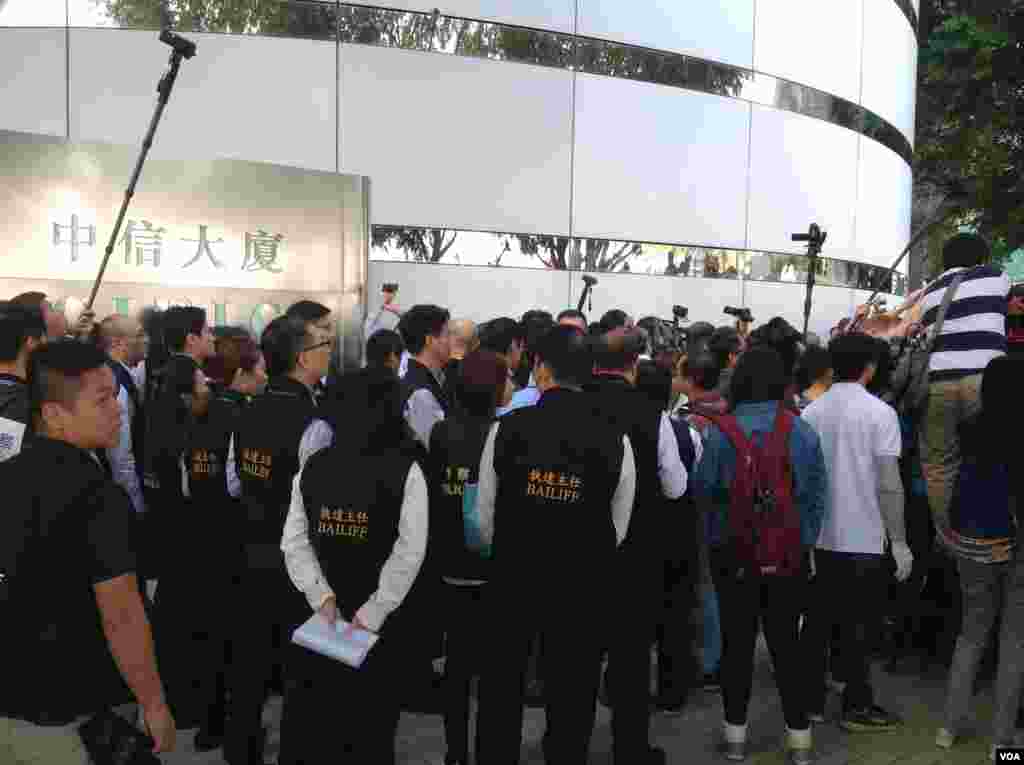 高等法院执达主任在金钟中信大厦展开清理障碍物行动（美国之音海彦拍摄）