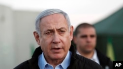 Perdana Menteri Benjamin Netanyahu saat mengunjungi pangkalan militer Israel di Datarang Tinggi Golan, di perbatasan Israel-Suriah, 24 November 2019.