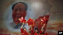 2011年北京一家红色餐厅里表演的红色歌舞，背景是毛泽东像