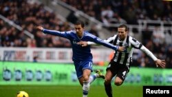 Eden Hazard (kiri) dari tim Chelsea menantang Yohan Cabaye dari Newcastle United dalam pertandingan Liga Premier di St James' Park di Newcastle, Inggris (2/11). (Reuters/Nigel Roddis)