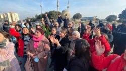 Arxiv fotosu - Jurnalistlər Milli Məclis qarşısında “Media haqqında” qanun layihəsinə etiraz olaraq aksiya keçirir, 21 dekabr, 2021.