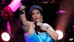 La chanteuse Aretha Franklin en train de se produire lors du BET Honors au Warner Theatre de Washington, 14 janvier 2012.