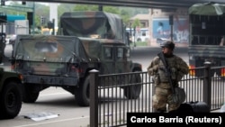 明尼苏达州国民警卫队成员在一次抗议过后守卫在某处地段。(2020年5月29日)