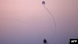 سامانه پدافند هوایی گنبد آهنین اسرائیل در امتداد مرز اسرائیل با نوار غزه راکت‌های پرتاب شده از سوی شبه‌نظامیان فلسطینی را رهگیری کرده است. (۲۴ خرداد ۱۴۰۳)