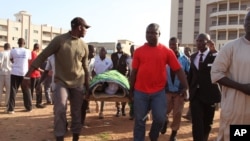 Une victime de la fussillade à l'hôtel Radisson à Bamako, portée sur une civière, Mali, 25 novembre 2015.