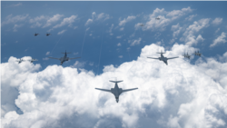 미 공군, 해군, 해병대와 일본 항공자위대 소속 군용기들이 18일 대규모연합통합훈련을 실시했다고 미 태평양공군사령부가 밝혔다. 이 날 B-1B 랜서 전략폭격기 4대, B-2 스피릿 스텔스폭격기 2대, F-15C 이글스 전투기 4대가 인도-태평양 지역에서 24시간에 걸쳐 '폭격기 태스크 포스(BTF)' 임무를 동시에 수행했다.