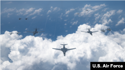 미 공군, 해군, 해병대와 일본 항공자위대 소속 군용기들이 18일 대규모연합통합훈련을 실시했다고 미 태평양공군사령부가 밝혔다. 이 날 B-1B 랜서 전략폭격기 4대, B-2 스피릿 스텔스폭격기 2대, F-15C 이글스 전투기 4대가 인도-태평양 지역에서 24시간에 걸쳐 '폭격기 태스크 포스(BTF)' 임무를 동시에 수행했다.