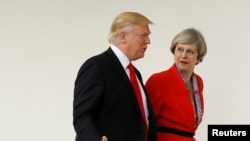 Le président américain Donald Trump en compagnie de la Première ministre britannique Theresa May après une rencontre à la Maison Blanche à Washington, le 27 janvier 2017
