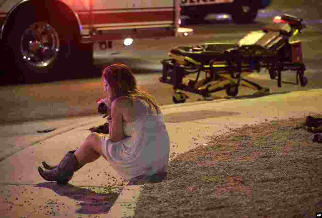 Une femme sur un trottoir après la fusillade lors d&#39;un festival de musique, à Las Vegas, le 1er octobre 2017.