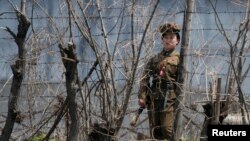 រូបឯកសារ៖ ប៉ូលិស​ស្រី​ម្នាក់​កំពុង​ឈរ​យាម​ល្បាត​ពន្ធនាគារ​មួយ​នៅ​កូរ៉េខាងជើង ថ្ងៃ​ទី៨ ខែឧសភា ឆ្នាំ២០១១​។