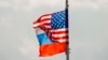 Bendera nasional AS dan Rusia dikibarkan di atas angin di bandara Vnukovo Moskow, Rusia. Rusia pada hari Jumat, 1 September 2017. (Foto: AP)