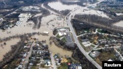 Jalan-jalan dan rumah yang digenangi banjir setelah hujan deras yang turun selama berhari-hari dan mengakibatkan banjir, terlihat dari udara di Union, Missouri, 29 Desember 2015. 