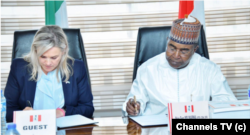 Shugabar HIOI, Victoria Pullen, hagu, da Shugaban Hukumar NDLEA, Burgediya Janar Buba Marwa mai ritaya, dama